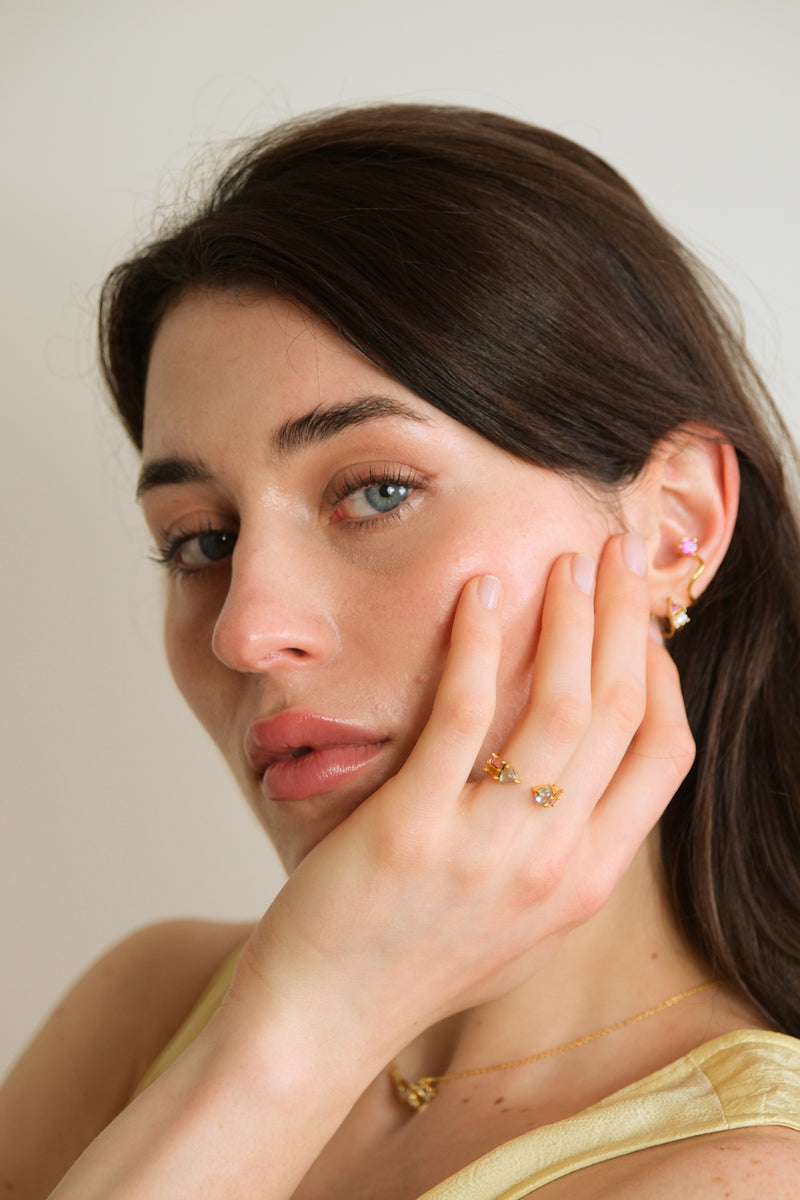 Model wearing the Atlante aquamarine ring Nayestones