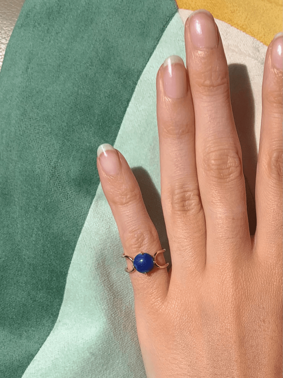 Double C small cabochon in 14k yellow gold with a round cut lapis lazuli stone by Nayestones, Belgian Fine Jewelry.