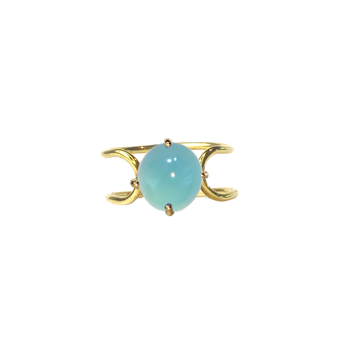 Double C small cabochon in 14k yellow gold with a round cut chalcedony stone by Nayestones, Belgian Fine Jewelry.