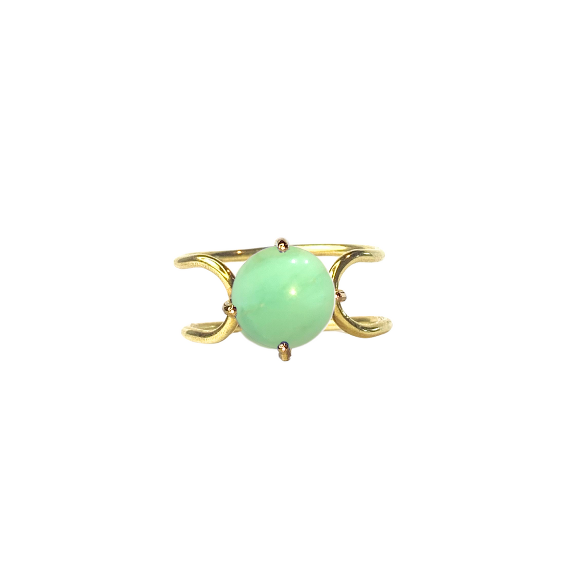 Double C small cabochon in 14k yellow gold with a round cut chrysoprase stone by Nayestones, Belgian Fine Jewelry.