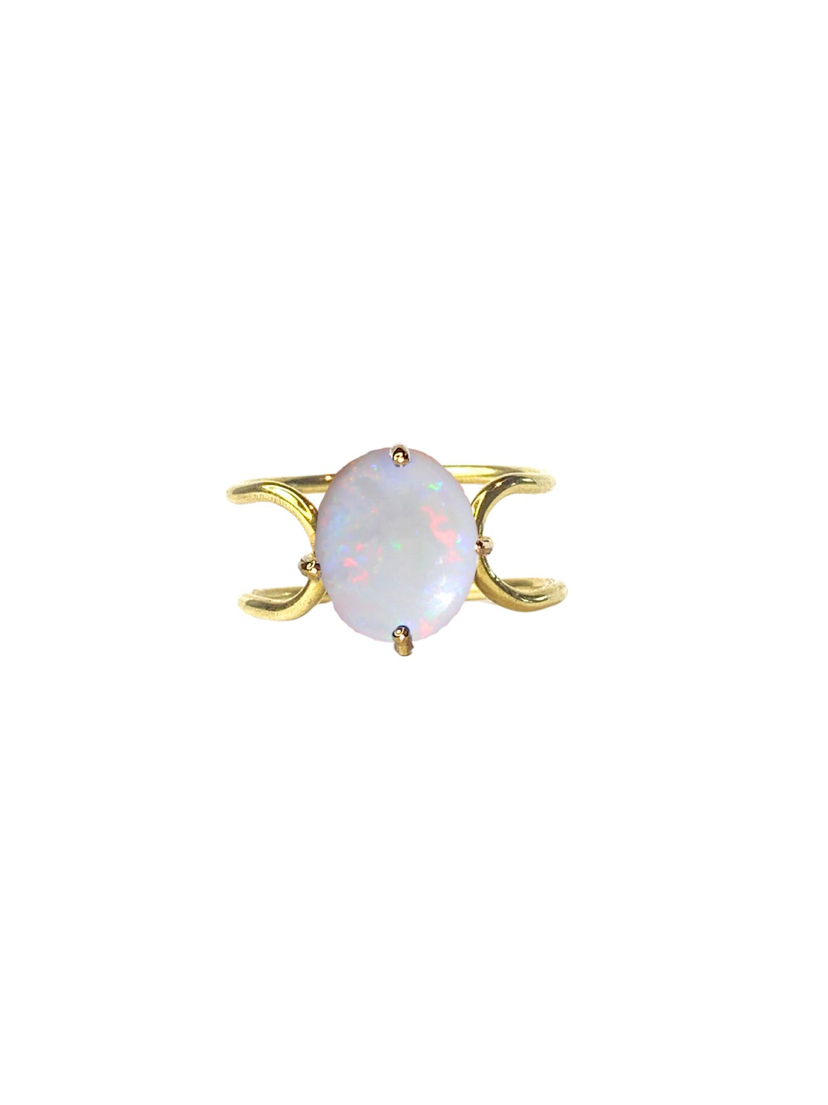 Double C small cabochon in 14k yellow gold with a round cut opal stone by Nayestones, Belgian Fine Jewelry.