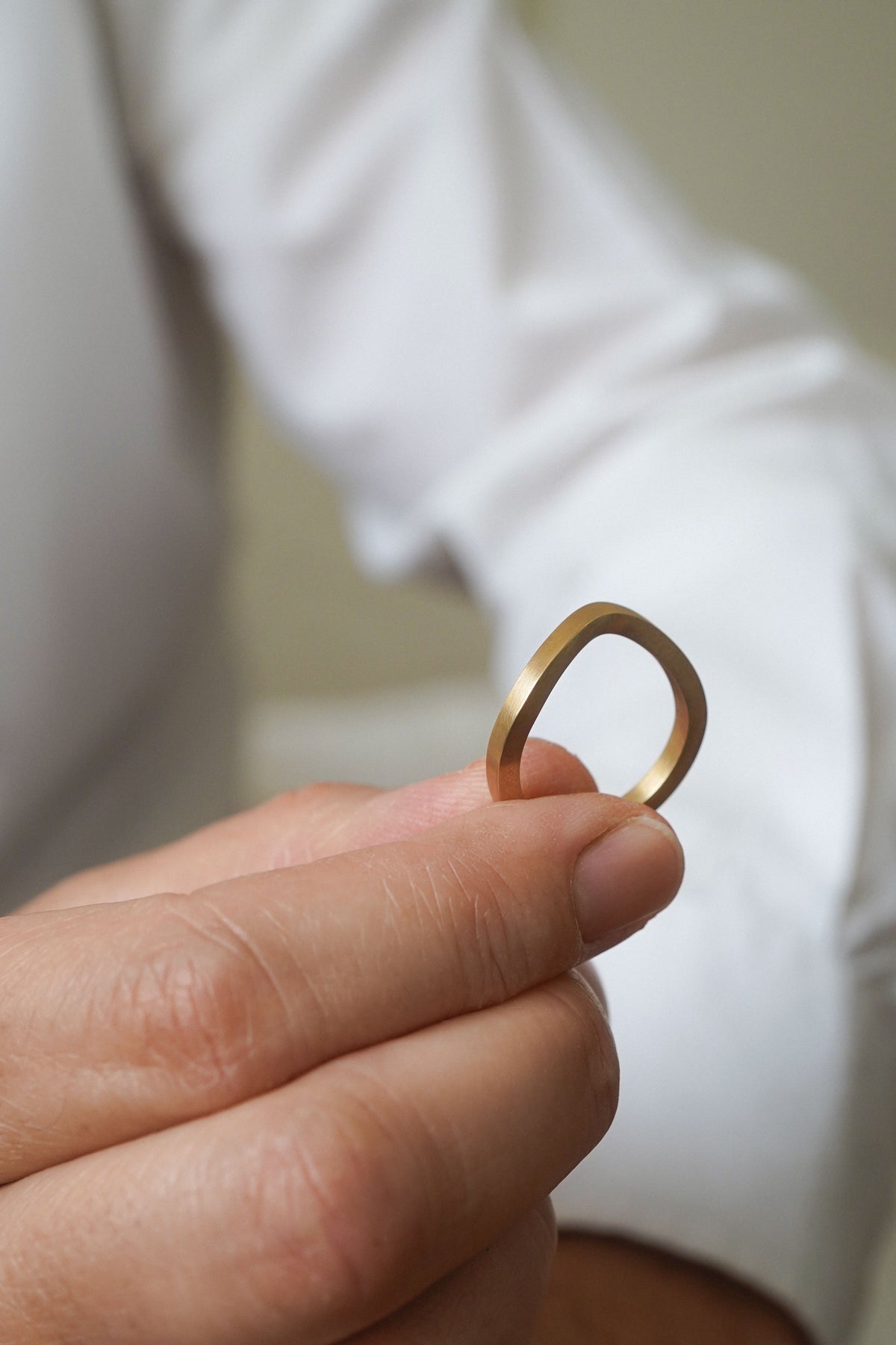 Petite Comete men ring in 14k mat yellow gold by Nayestones, Belgian fine jewelry.