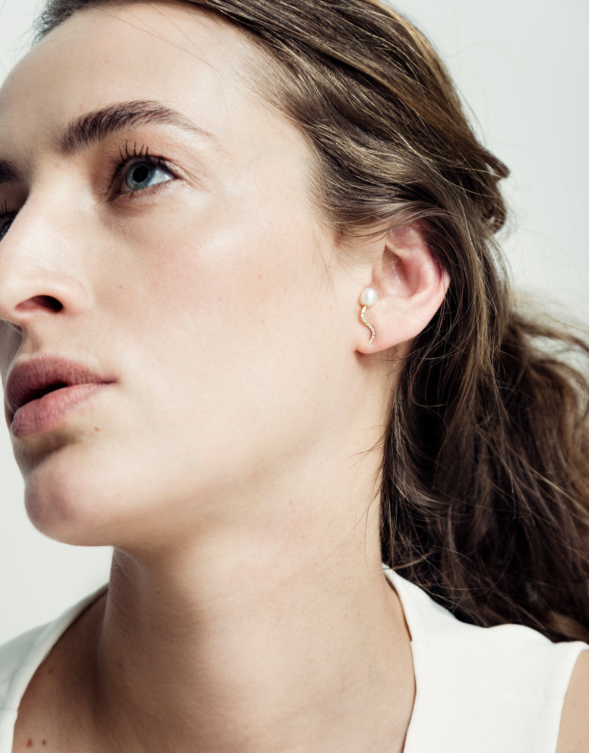 Path Of Life Lina earring in 18k yellow gold with a single pearl and pavé diamonds by Nayestone, Belgian Fine Jewelry.