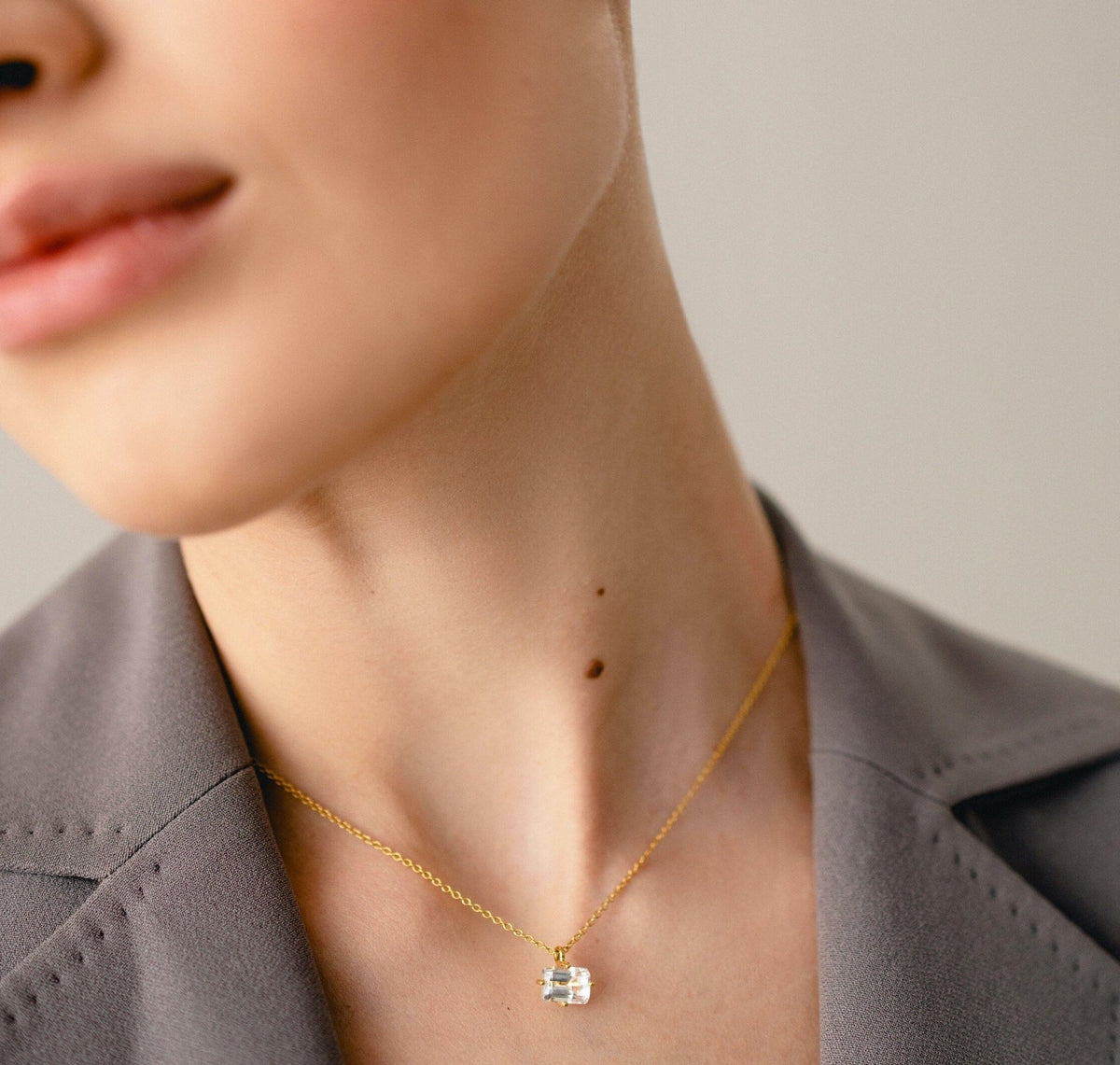 Signature octogone necklace in 9k yellow gold with an octagon-cut whute topaz by Nayestones, Belgian Fine Jewelry.
