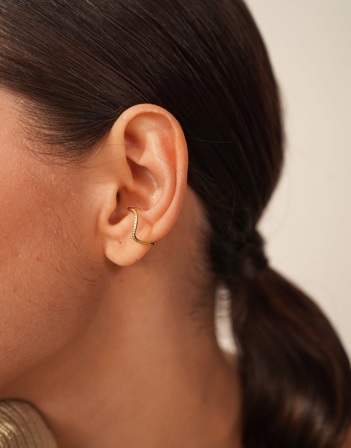Petite comete earring in 18k yellow pavé diamonds by Nayestones, Belgian fine jewelry.