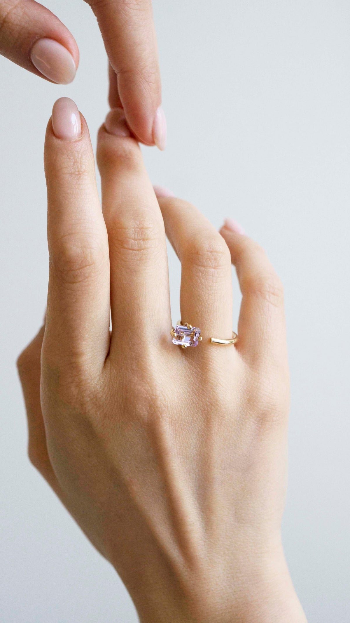 Signature Octogone engagement ring in 9k yellow gold with an octagon-cut amethyst by Nayestones, Belgian Fine Jewelry.