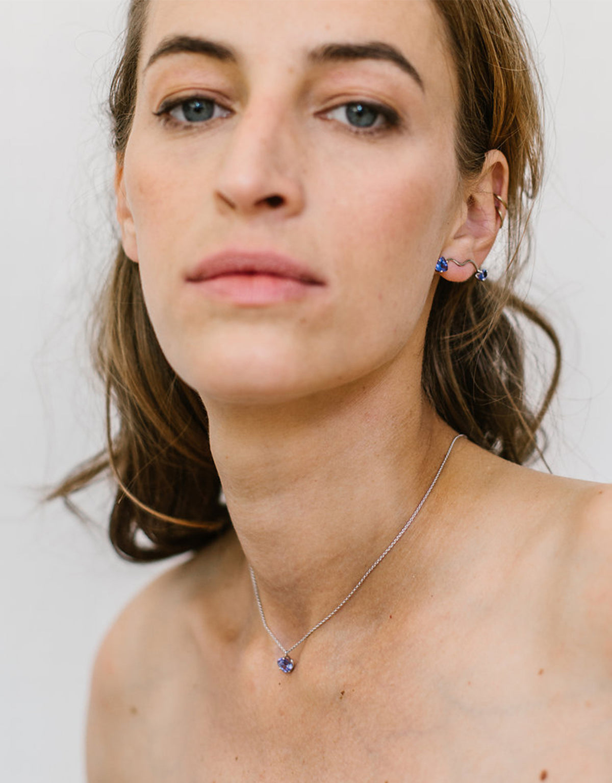 Trillion Necklace in 18k white gold with blue tanzanite by Nayestones, Belgian fine jewelry.