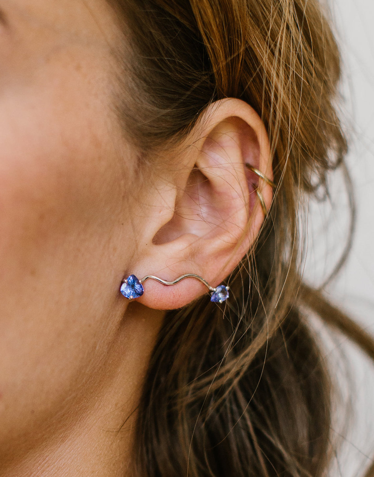 Eloise Earring for left ear in 18K white gold and Tanzanite stones by Nayestone, Belgian fine jewelry.