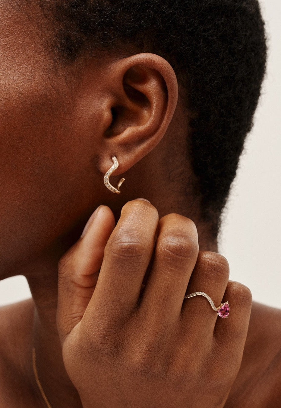 Petite comete créole earring in 14k yellow pavé diamonds by Nayestones, Belgian fine jewelry.