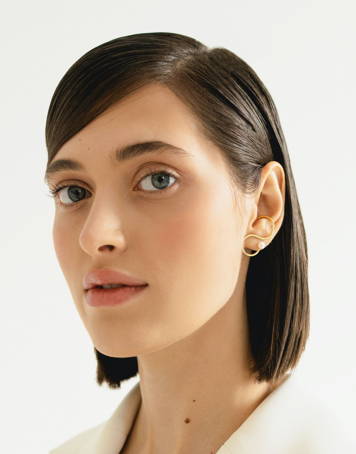 Signature Curve Earring in 9K yellow gold with a pearl by Nayestones, Belgian fine jewelry.