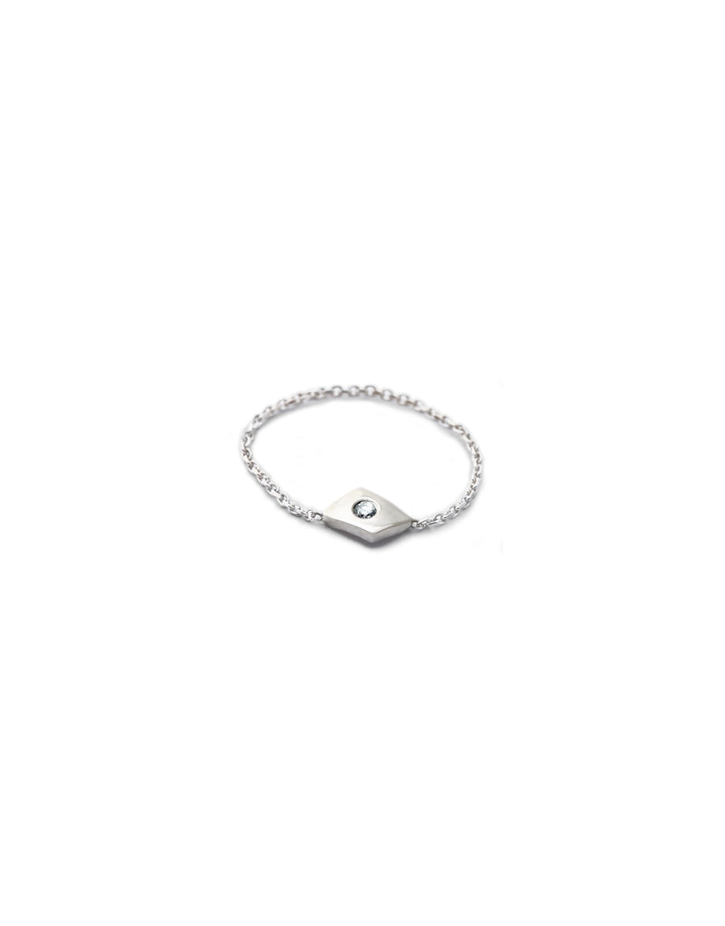 Snake Eye Chain Ring in 18k white gold ring and a center diamond by Nayestones, Belgian fine jewelry. Nayestones
