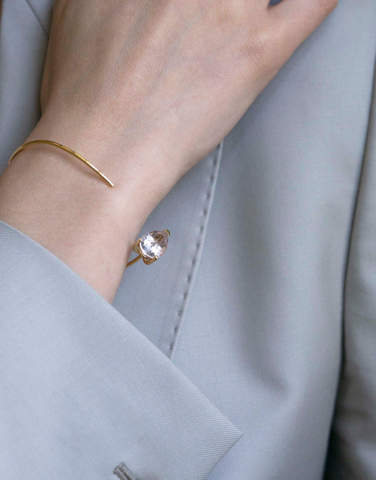 Bloom Bracelet in 9K yellow gold with a pear-cut purple amethyst by Nayestones, Belgian fine jewelry.