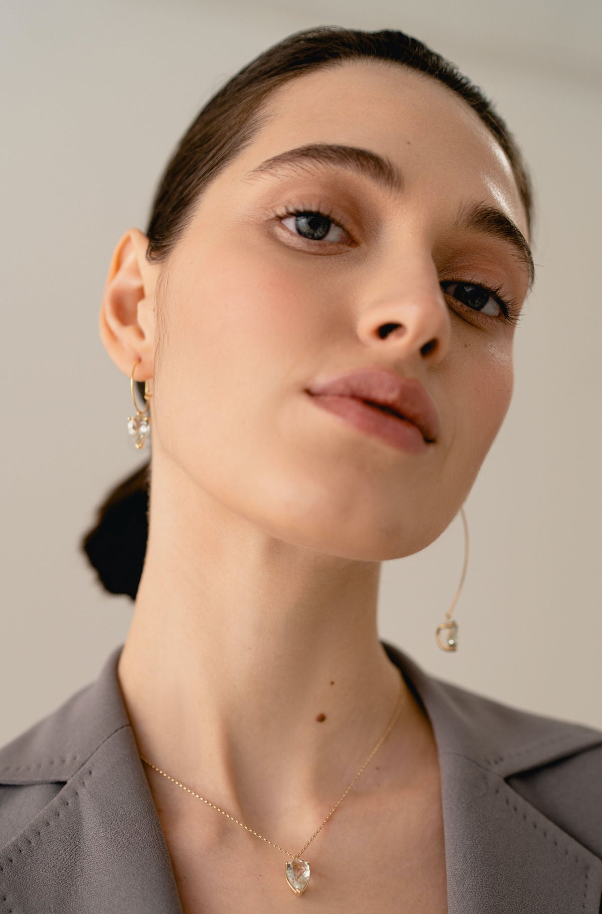 Bloom Necklace in 9K yellow gold with a pear cut green amethyst stone by Nayestones, Belgian fine jewelry.