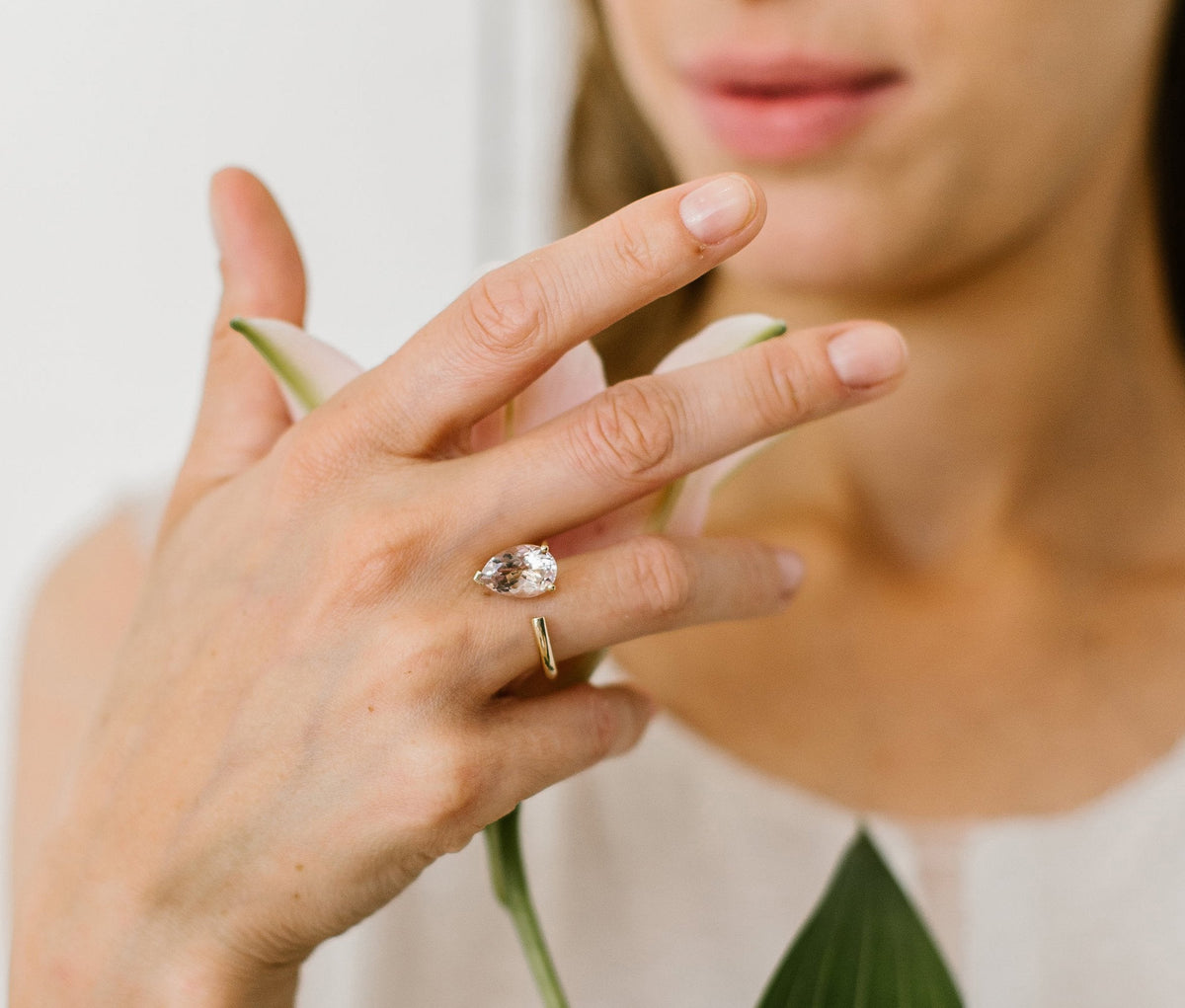 Bloom Ring in 9K yellow gold with a Pear cut amethyst by Nayestones, Belgian fine Jewelry