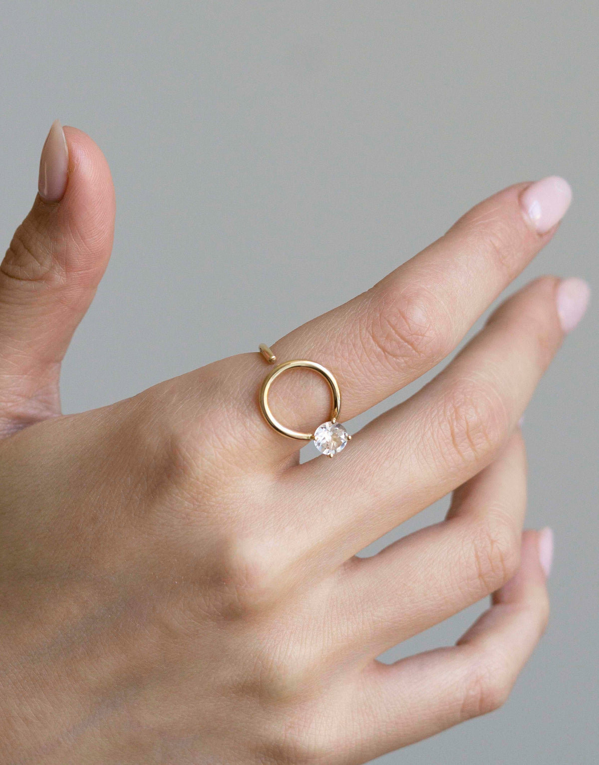 Signature Curl Ring in 9K yellow gold with a round pearl by Nayestones, Belgian fine jewelry.