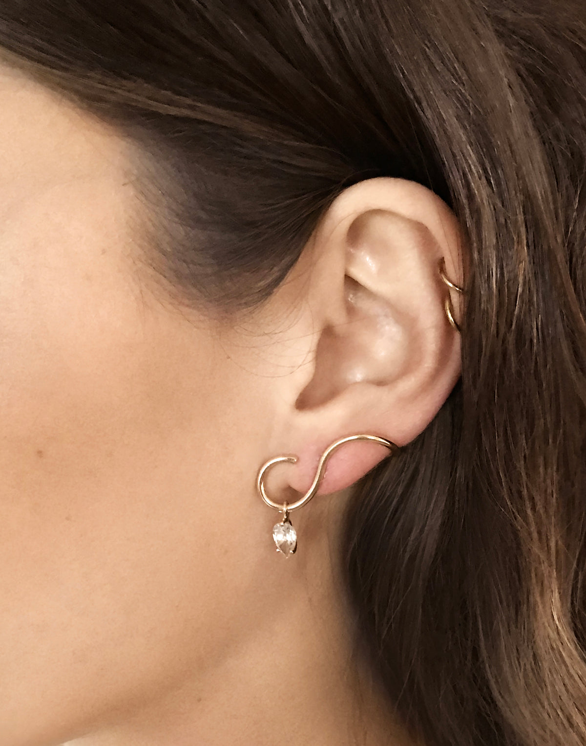 Curve Earring in 9K yellow gold with a pear-cut white topaz by Nayestones, Belgian fine jewelry.