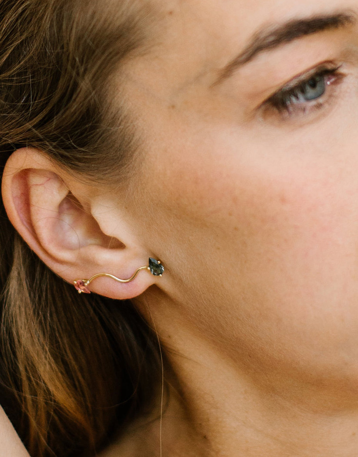 Eloise Earrings in 18k yellow gold with 2 pear-cut color stones by Nayestones, Belgian fine jewelry.