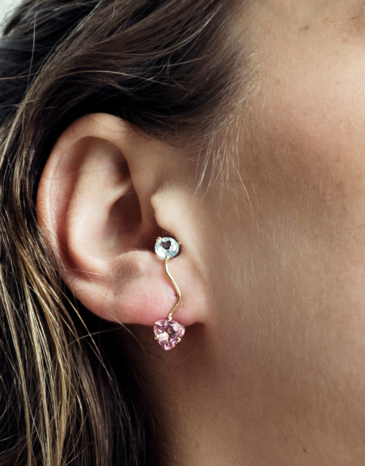Gioia Earring in 18K yellow gold with a trillion-cut tourmaline and a round-cut topaz by Nayestones, Belgian fine jewelry.