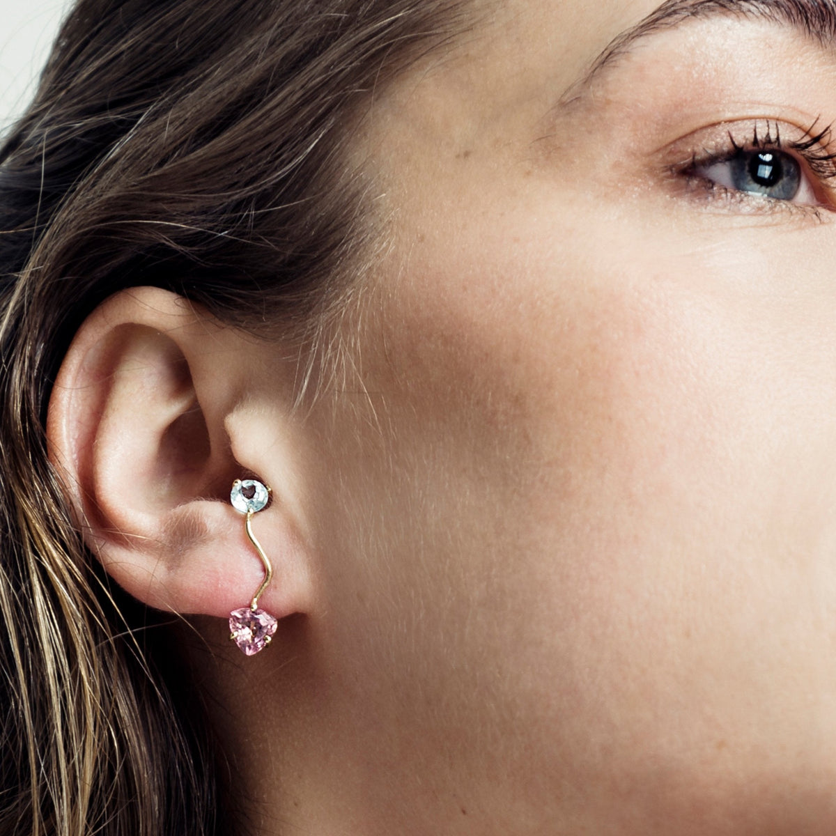 Gioia Earring in 18K yellow gold with a trillion-cut tourmaline and a round-cut topaz by Nayestones, Belgian fine jewelry.
