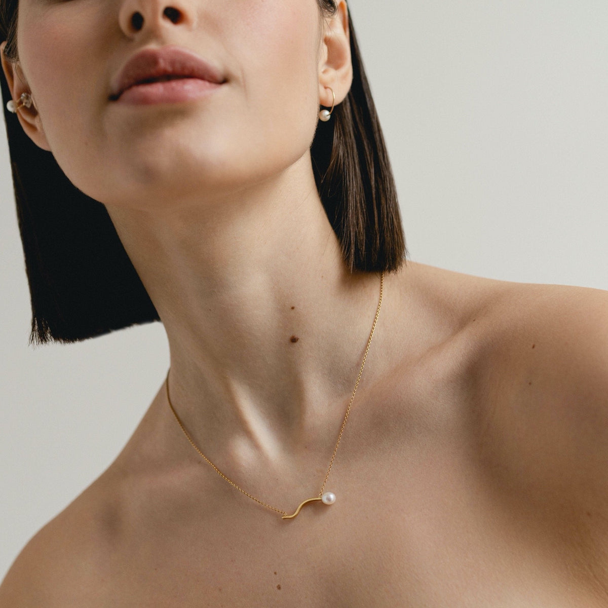 Lina Necklace in 18K yellow gold with a pearl by Nayestones, Belgian fine jewelry.
