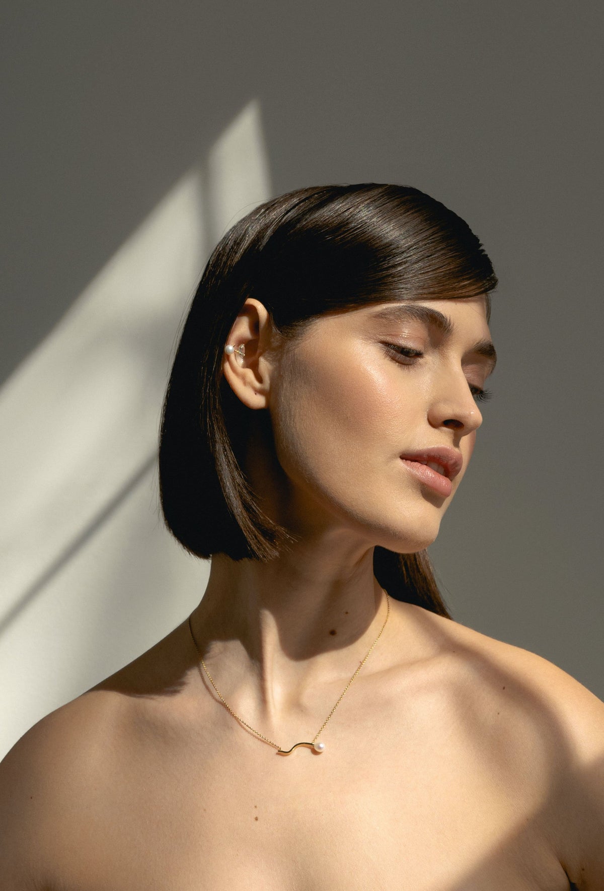 Lina Necklace in 18K yellow gold with a pearl by Nayestones, Belgian fine jewelry.