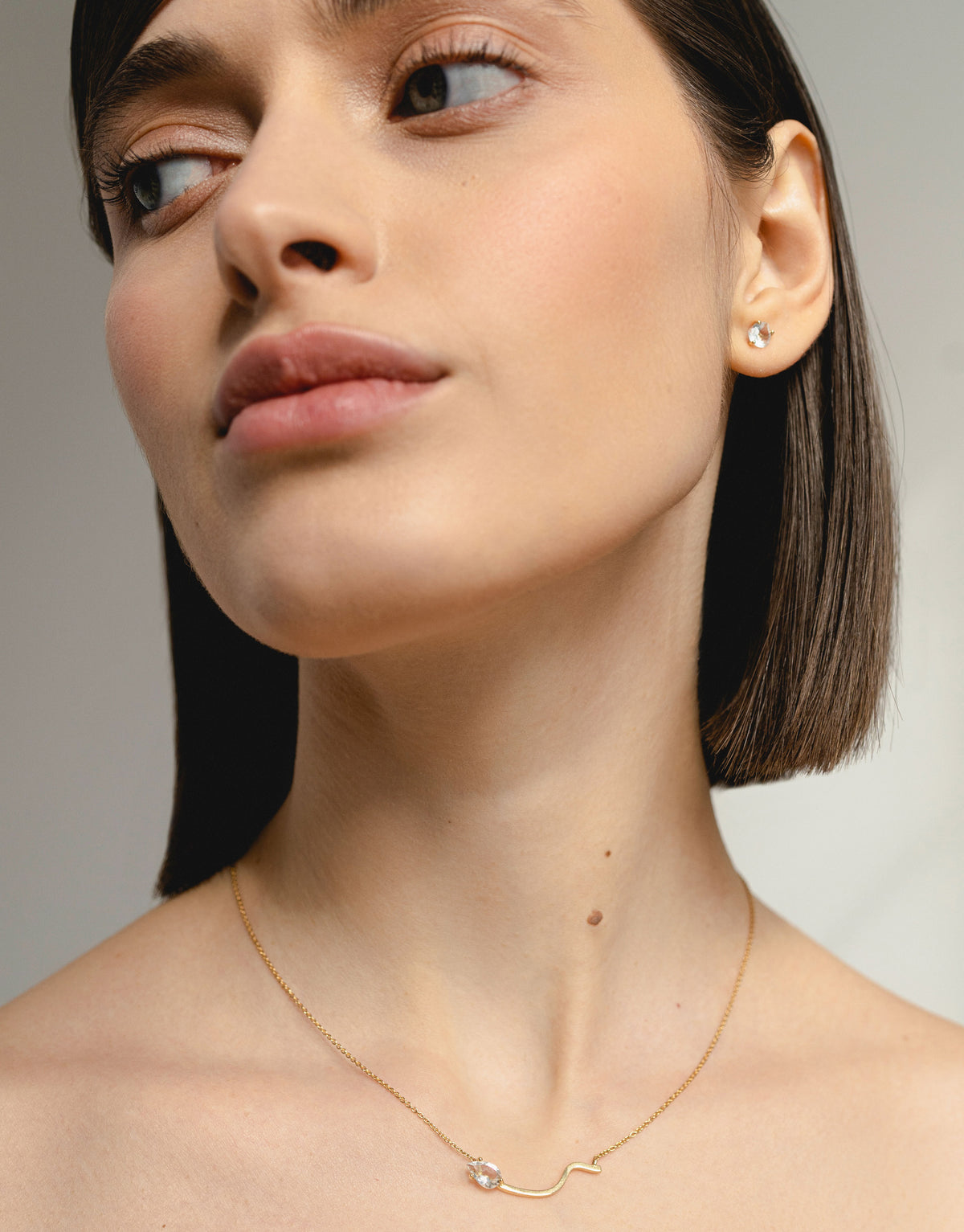 Lina Necklace in 18K yellow gold with a pear-cut white topaz by Nayestones, Belgian fine jewelry.