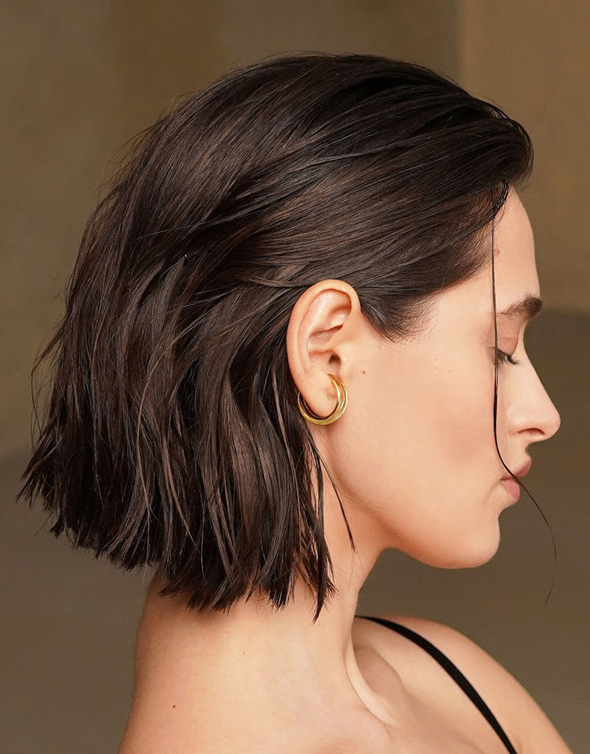 Moon Ellipse earcuff in 18K and 14k yellow gold by Nayestones, Belgian fine jewelry.
