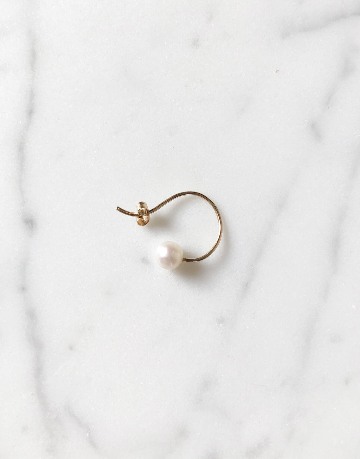 One Pearl Hoop Earring 9K yellow gold pearl by Nayestones, Belgian fine jewelry.