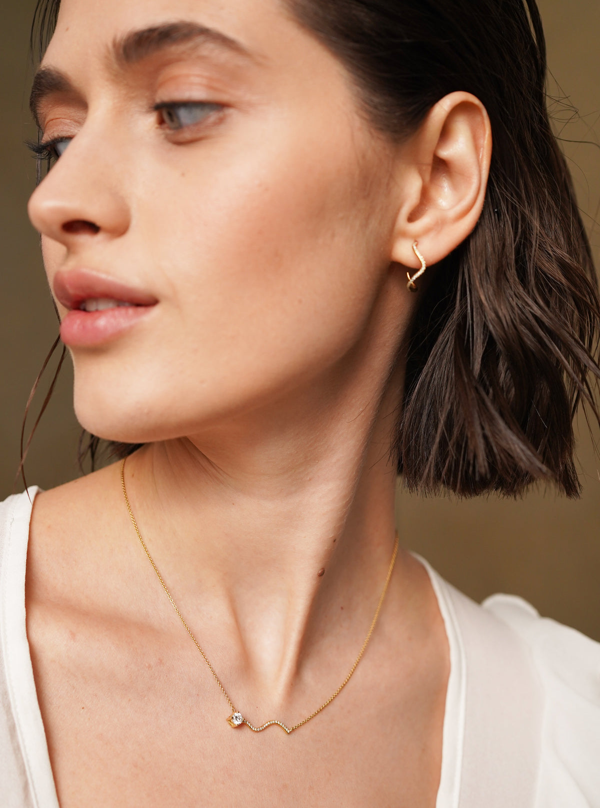 Petite comete creole earring in 18k yellow gold with pavé diamonds by Nayestones, Belgian fine jewelry.