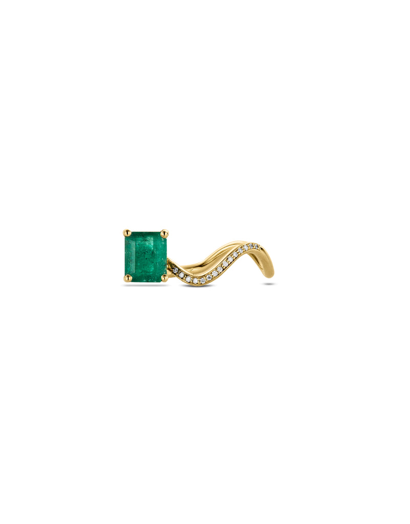Petite Cométe ring in 18K yellow gold with diamond pavé and baguette emerald by Nayestones. Belgian fine jewelry.  Nayestones