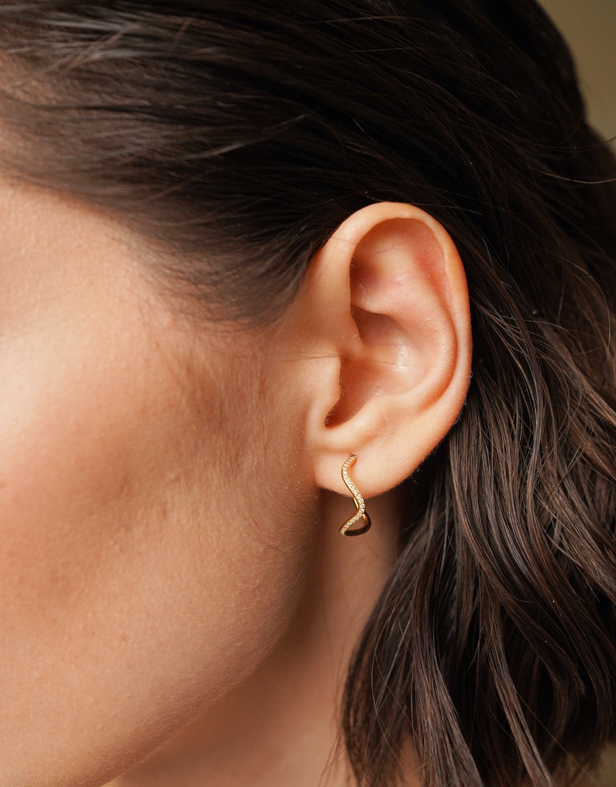 Petite comete creole earring in 18k yellow gold with pavé diamonds by Nayestones, Belgian fine jewelry.