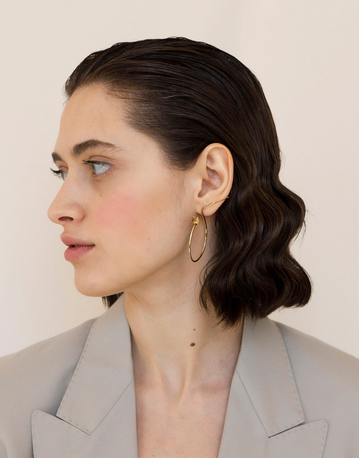 Big Round Drop Earring in 9K yellow gold with a citrine stone By Nayestones, Belgian fine jewelry.
