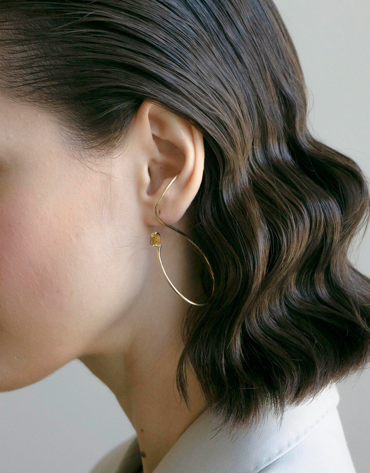 Big Round Drop Earring in 9K yellow gold with a citrine stone By Nayestones, Belgian fine jewelry.