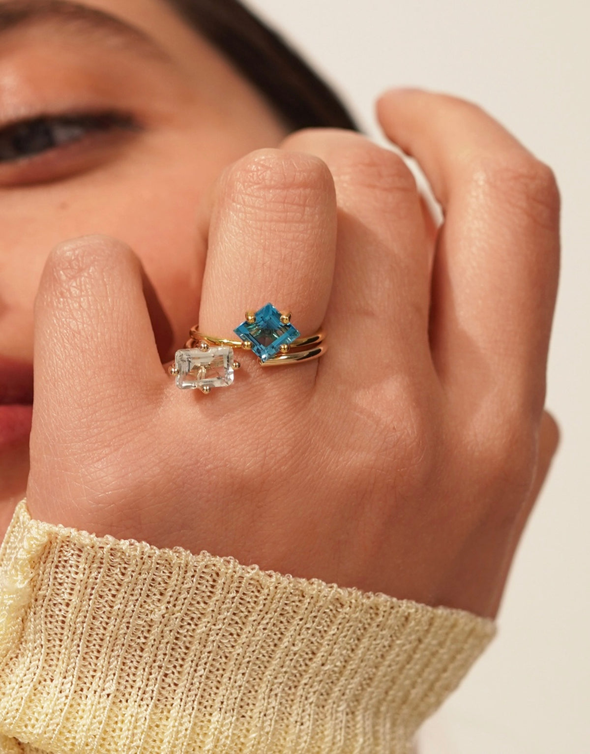 Signature Square Ring in 9K yellow gold with a square-cut blue or white topaz by Nayestones, Belgian Fine Jewelry.