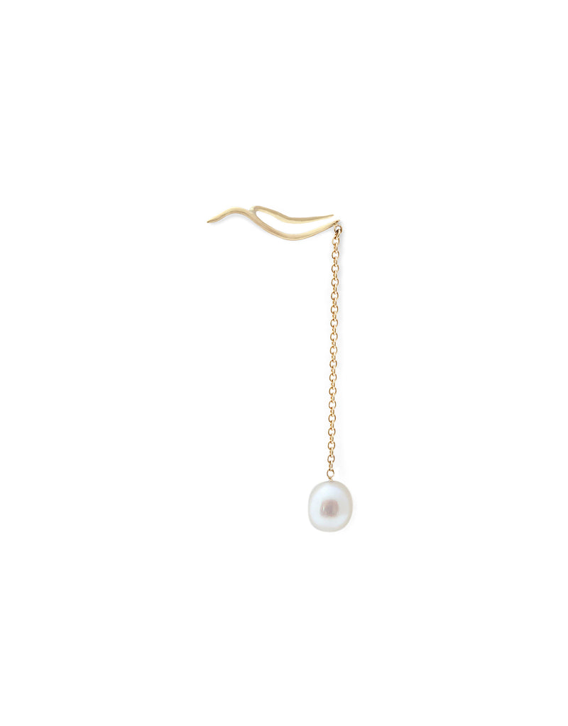 Tina Earring in 18K yellow gold with a pearl by Nayestones, Belgian fine jewelry.  Nayestones