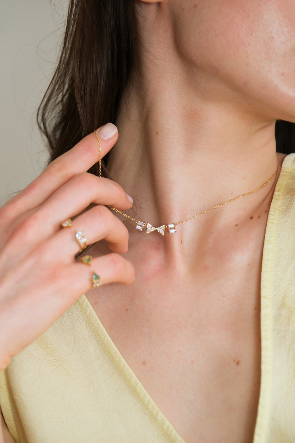 Model wearing Atlante Emerald and Diamond rings with the Atlante Diamond necklace H 