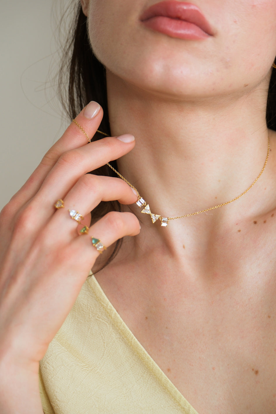 Model wearing Atlante Emerald and Diamond rings with the Atlante Diamond necklace H 