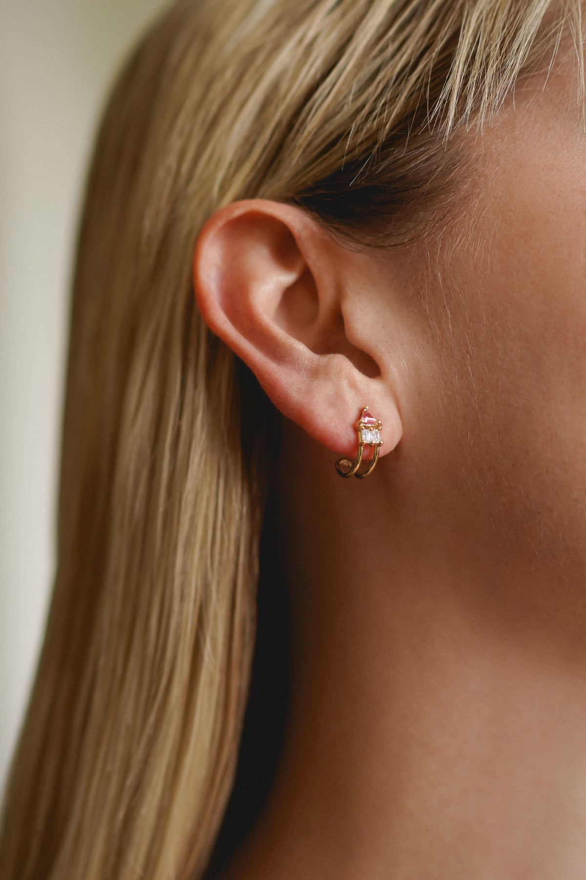 Atlante earrings in 18k yellow gold with a single triangle opal and two pink tourmaline baguettes by Nayestones, Belgian fine Jewelry.