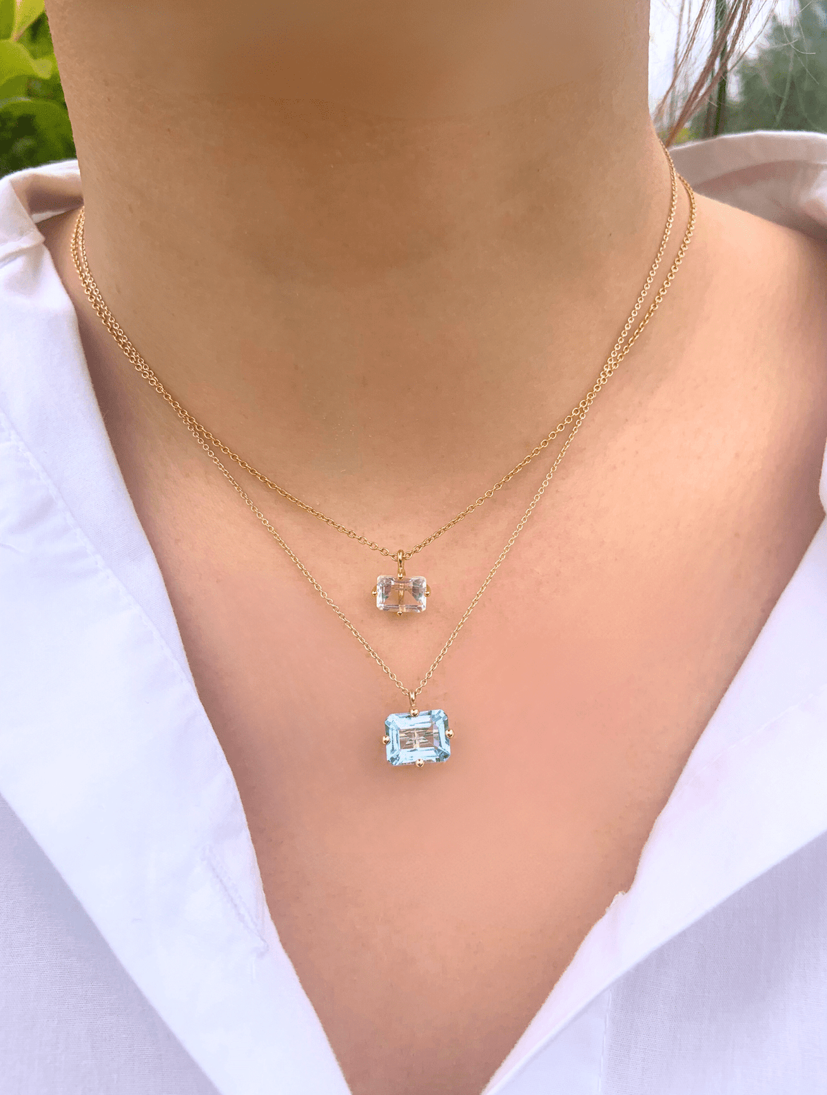 Collier Signature Big Octogone en or jaune 9 carats avec une topaze bleu clair taille octogonale de Nayestones, joaillerie belge de haute qualité.  