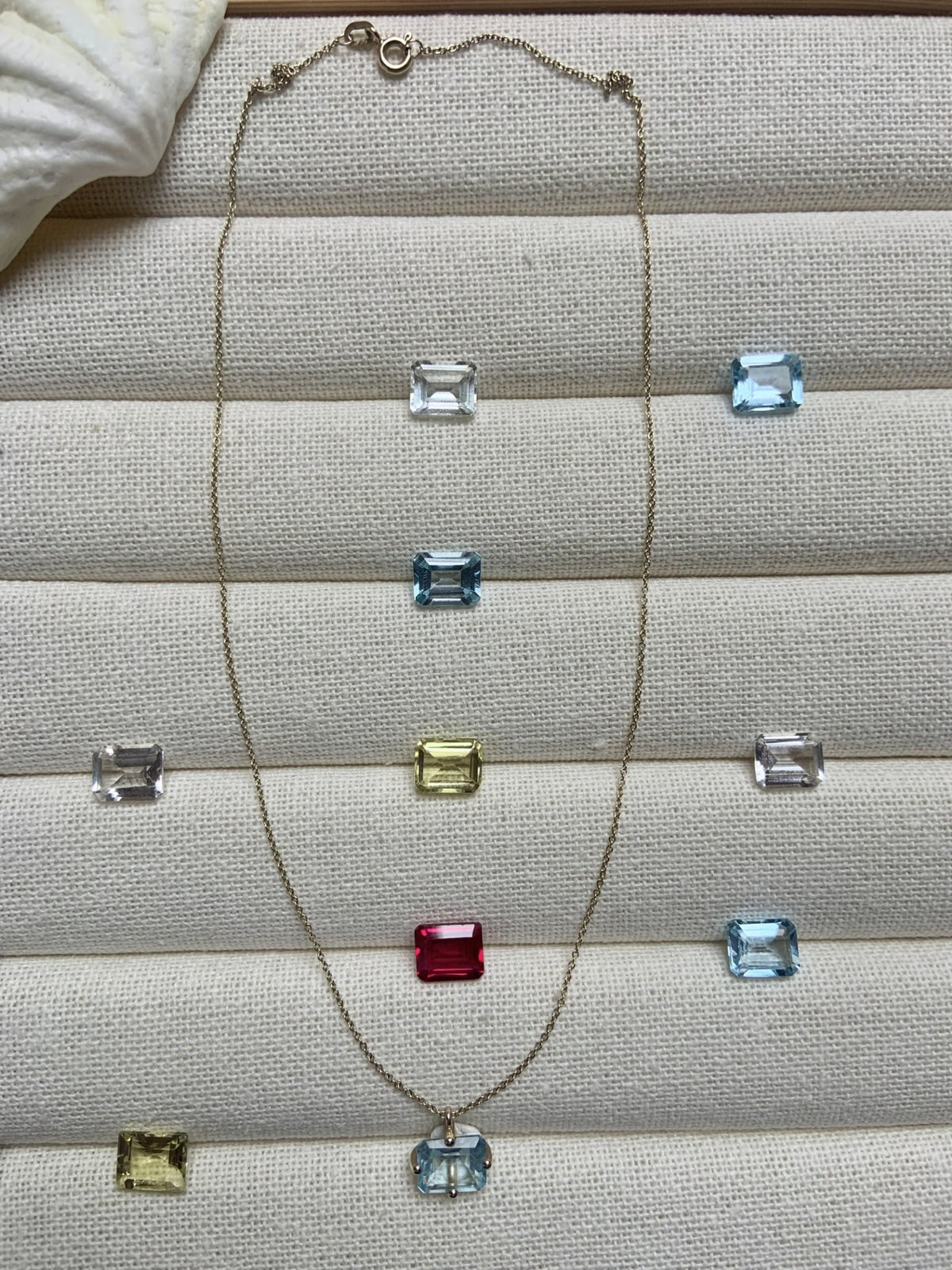 Collier Signature Big Octogone en or jaune 9 carats avec une citrine taille octogonale, une topaze bleu clair, une rhodolite, une topaze blanche et une topaze bleue, par Nayestones, bijouterie belge de haute qualité.  