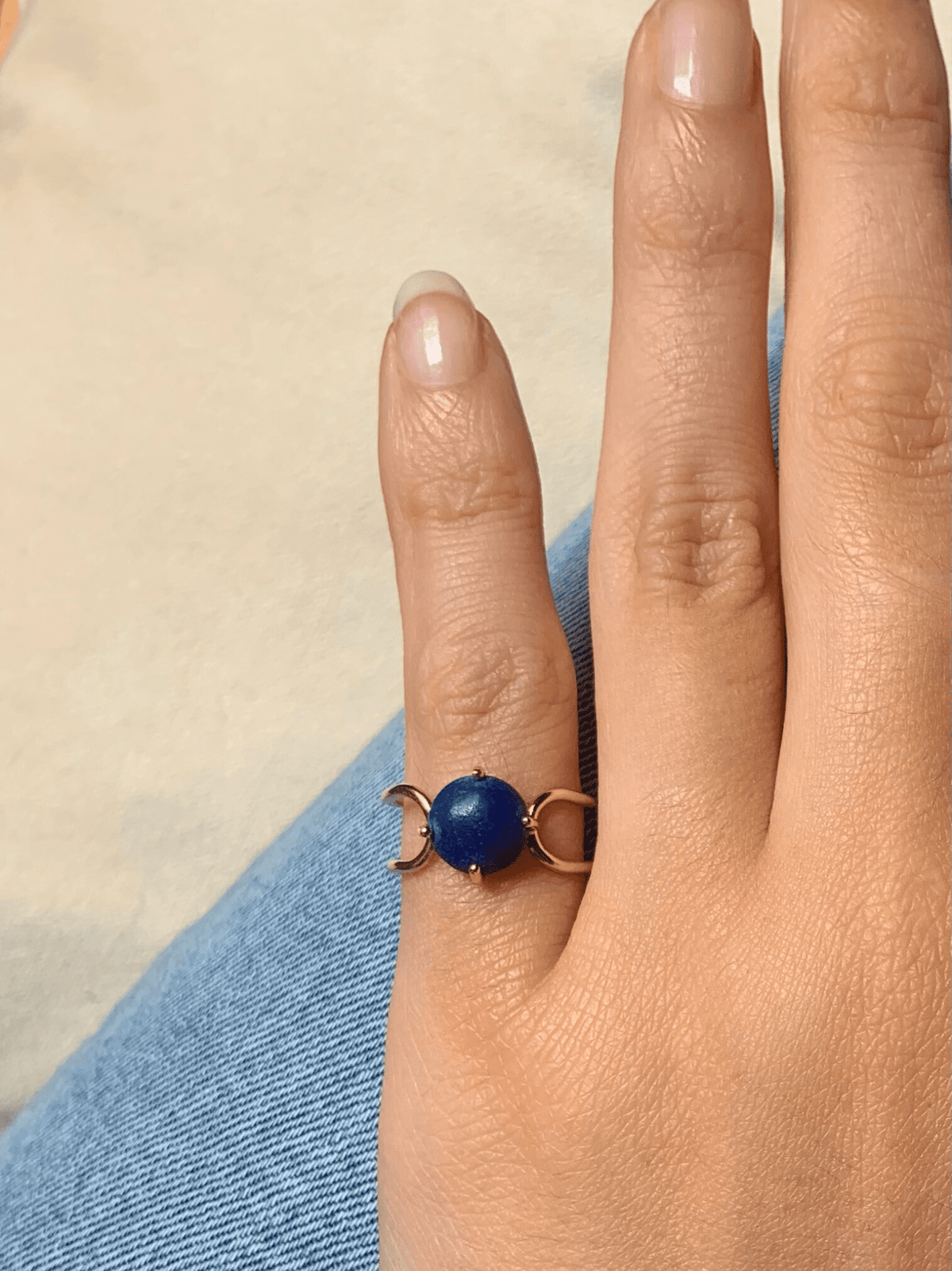 Double C small cabochon in 14k yellow gold with a round cut lapis lazuli stone by Nayestones, Belgian Fine Jewelry. 