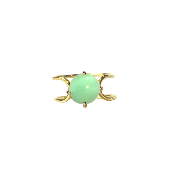 Double C small cabochon in 14k yellow gold with a round cut chrysoprase stone by Nayestones, Belgian Fine Jewelry.  Nayestones