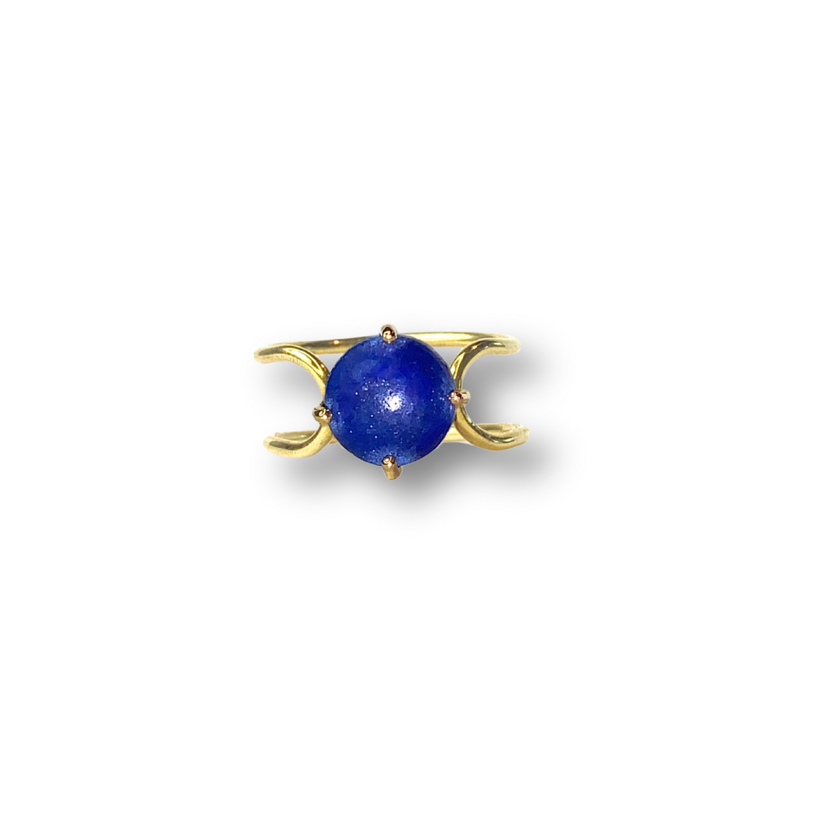 Double C small cabochon in 14k yellow gold with a round cut lapis lazuli stone by Nayestones, Belgian Fine Jewelry. 