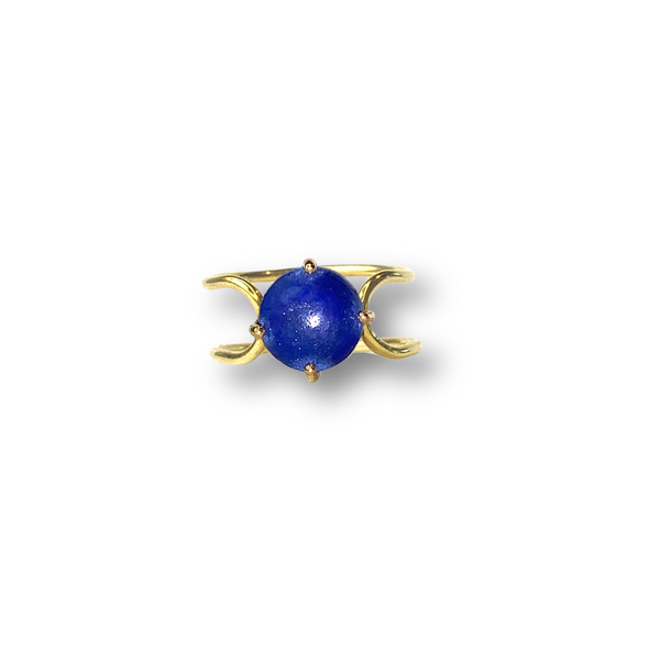 Double C small cabochon in 14k yellow gold with a round cut lapis lazuli stone by Nayestones, Belgian Fine Jewelry.  Nayestones