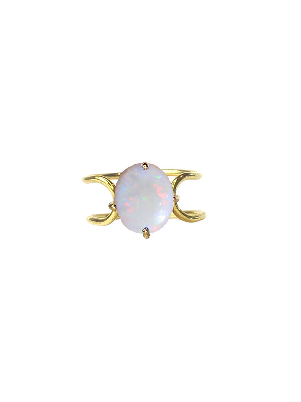 Double C small cabochon in 14k yellow gold with a round cut opal stone by Nayestones, Belgian Fine Jewelry.  Nayestones