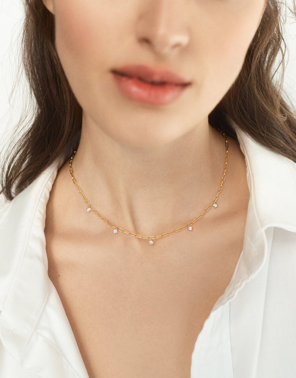 Eva Necklace in 18K gold with five round-cut diamonds by Nayestones, Belgian Fine Jewelry. Nayestones