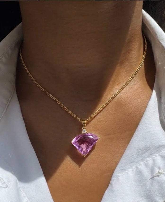 The model is wearing our GOURMETTE CHAIN