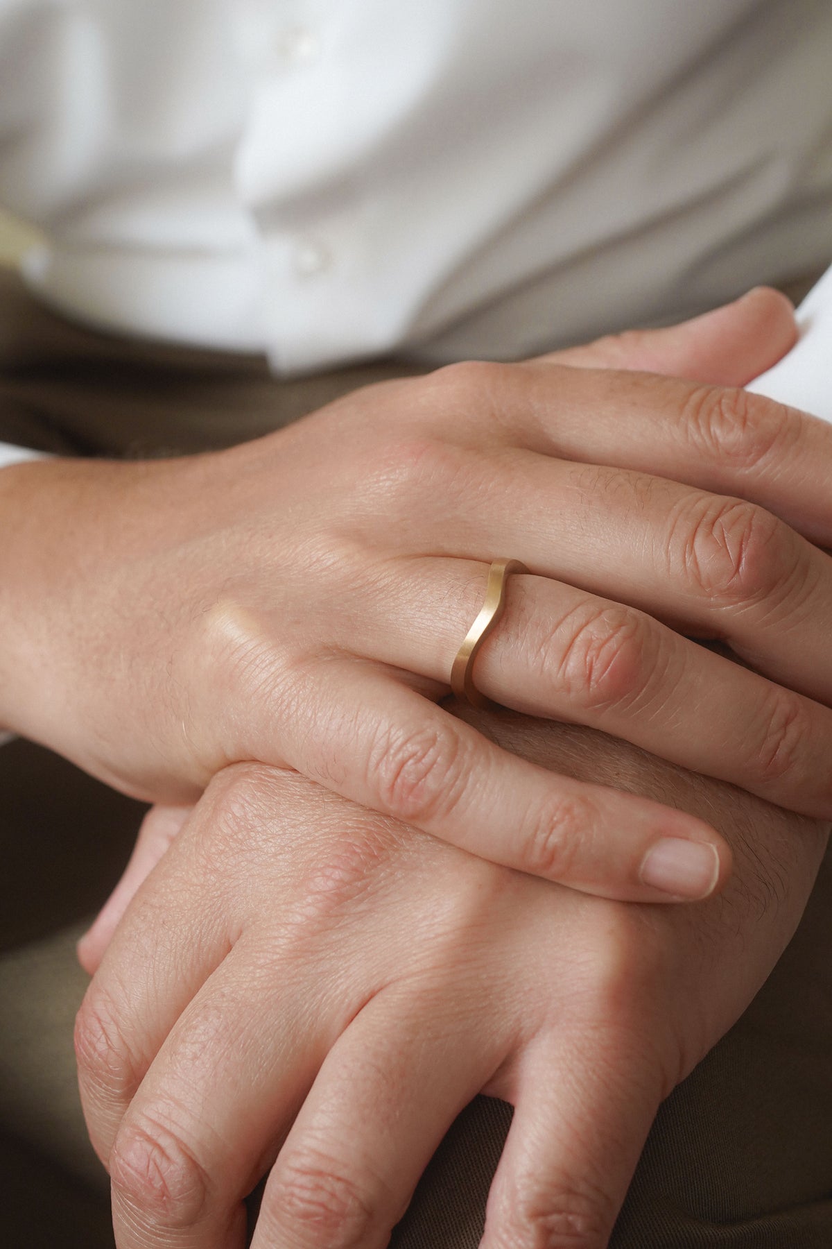 Petite Comete men ring in 14k mat yellow gold by Nayestones, Belgian fine jewelry. 