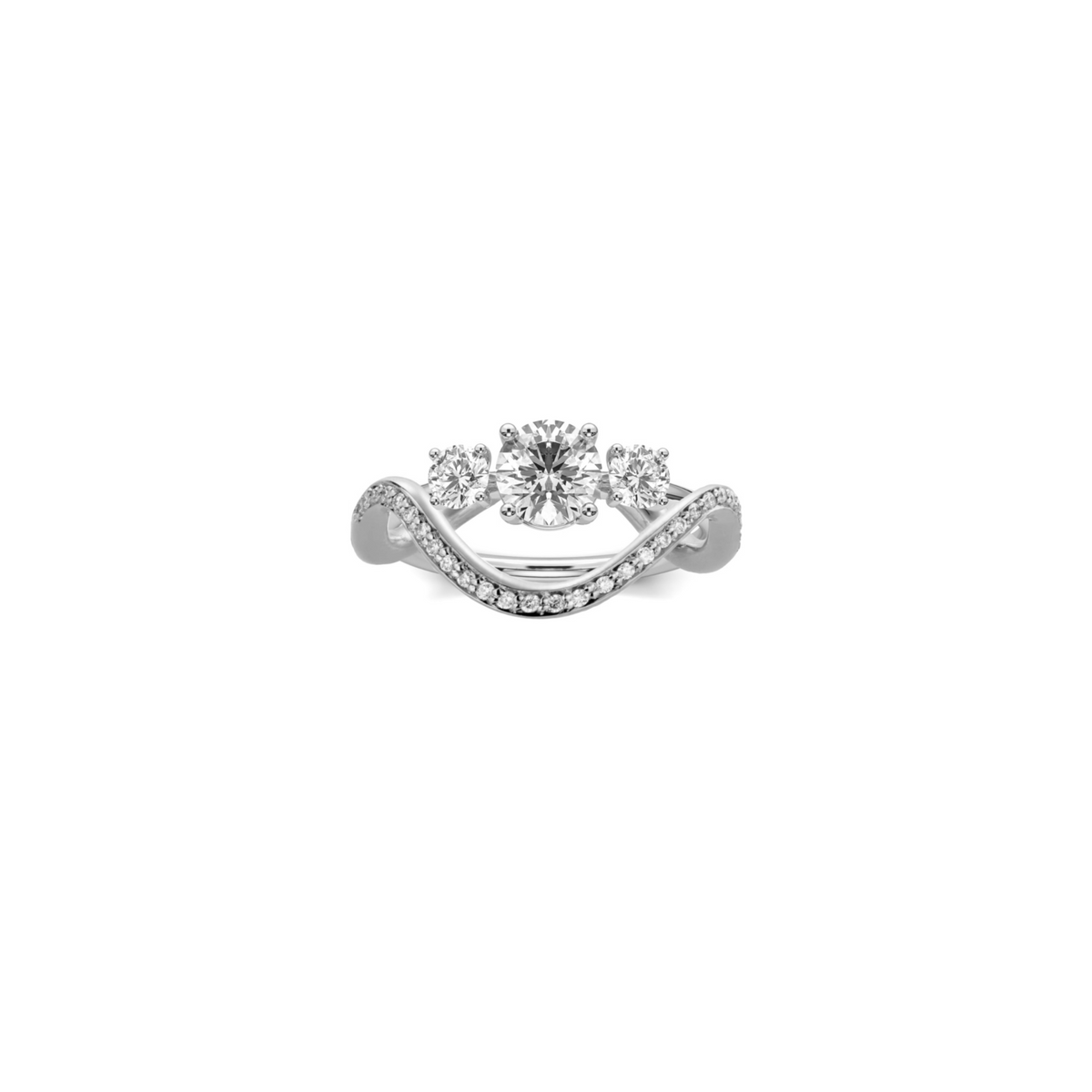 Ensemble de bagues de mariage Trilogy Petite Comete en or blanc 18 carats, comprenant une bague Trilogy en diamant de 0.75 carat et une bague Petite Comete Pavé de Nayestones, joaillerie belge de haute qualité.