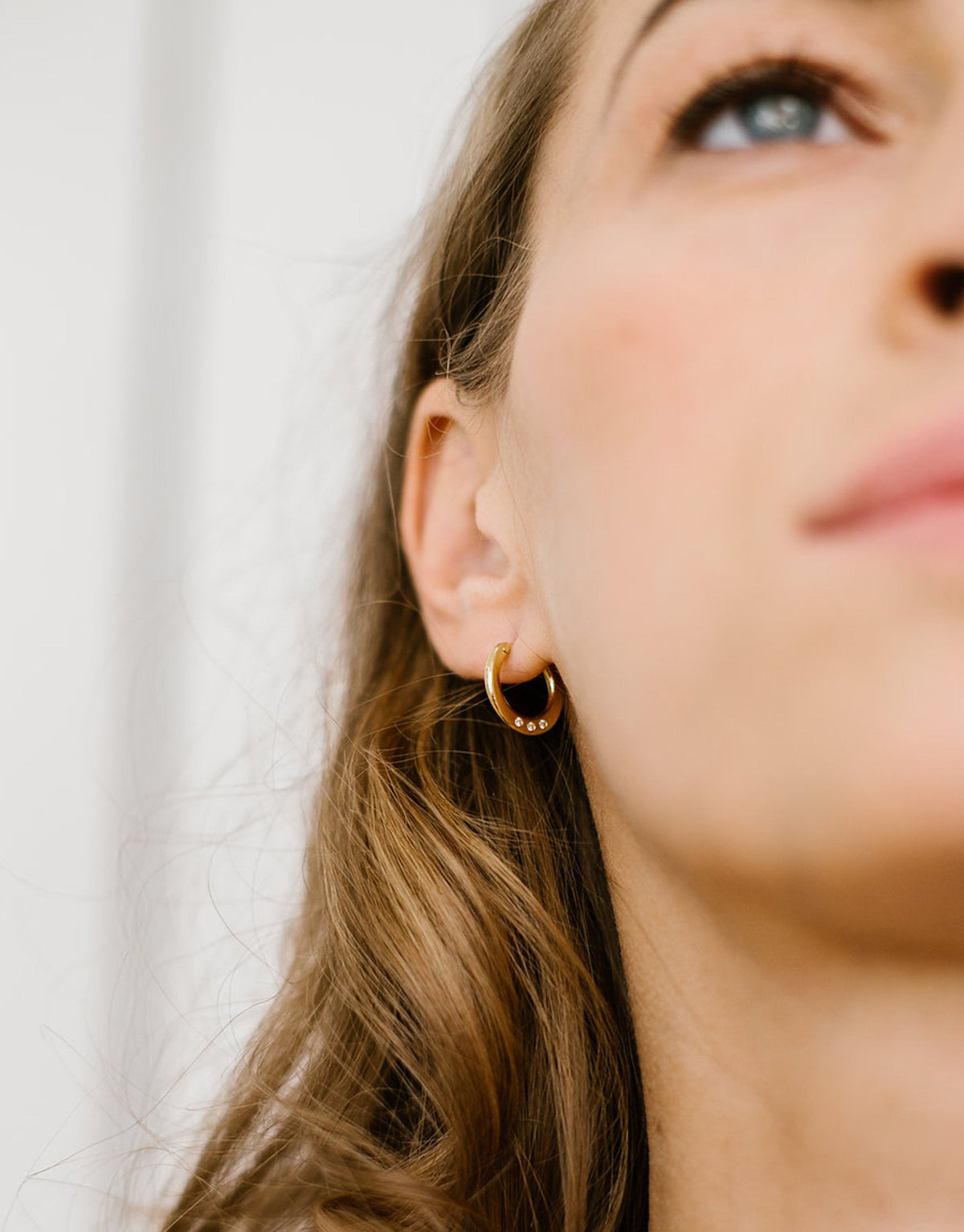Full Moon small créole Diamond Earrings in 18K pink gold by Nayestones, Belgian fine jewelry.